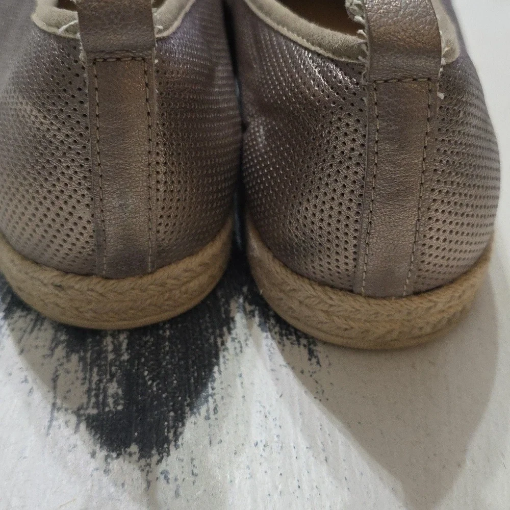 Clarks Women's Goldish Metallic Espadrille Slip-Ons Cushioned‎ Size 12 GUC